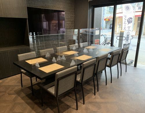 カフェ　飛沫対策用アクリル板設置済み
