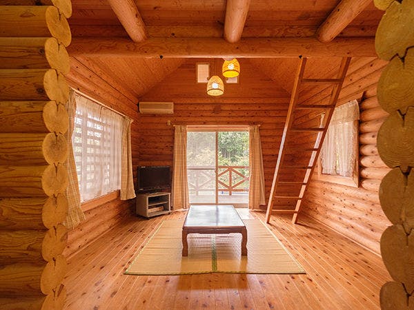 Rumah kayu dikelilingi oleh pepohonan