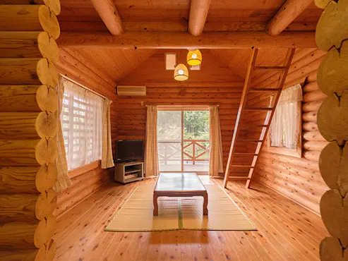 Rumah kayu dikelilingi oleh pepohonan