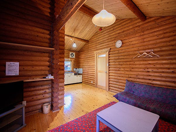 Rumah kayu dengan kamar mandi pribadi di dalam kamar.