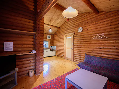 Rumah kayu dengan kamar mandi pribadi di dalam kamar.