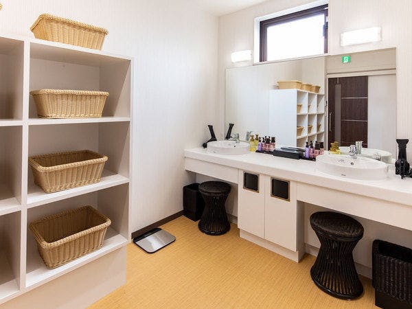 ห้องอาบน้ำรวมและห้องเปลี่ยนเสื้อผ้า