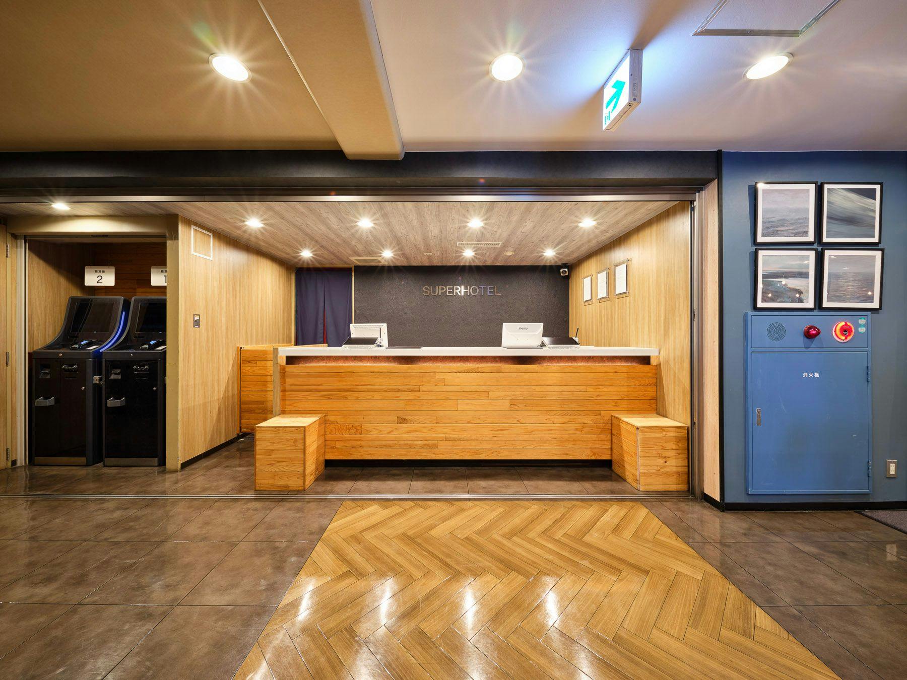 เรายินดีต้อนรับคุณที่แผนกต้อนรับซึ่งอบอวลด้วยกลิ่นหอมของไม้ฮิโนกิ