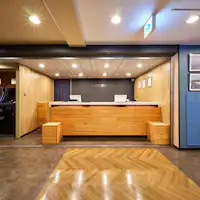 เรายินดีต้อนรับคุณที่แผนกต้อนรับซึ่งอบอวลด้วยกลิ่นหอมของไม้ฮิโนกิ