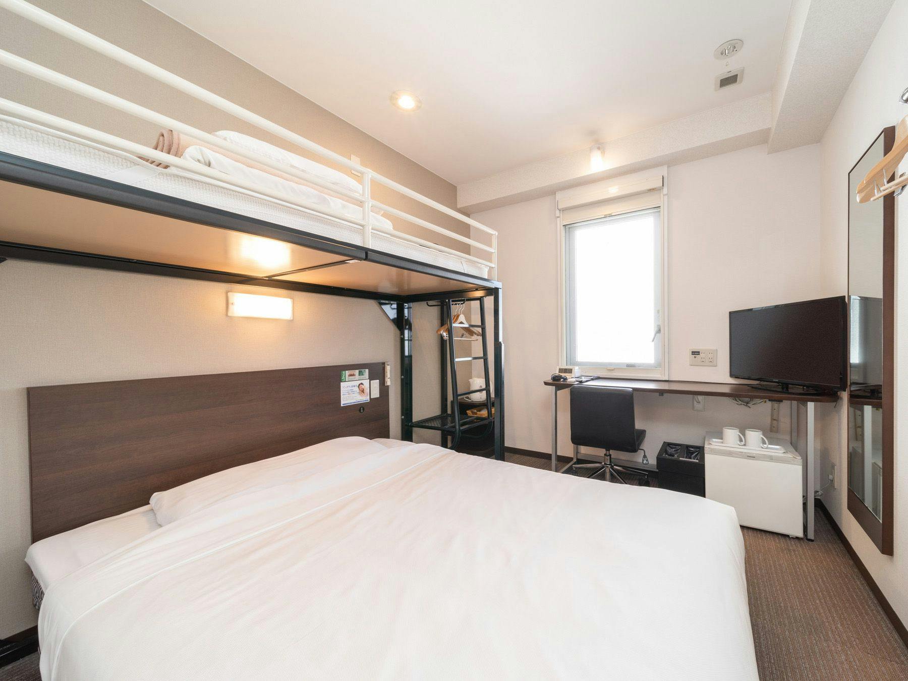 더블 침대와 로프트 침대 포함