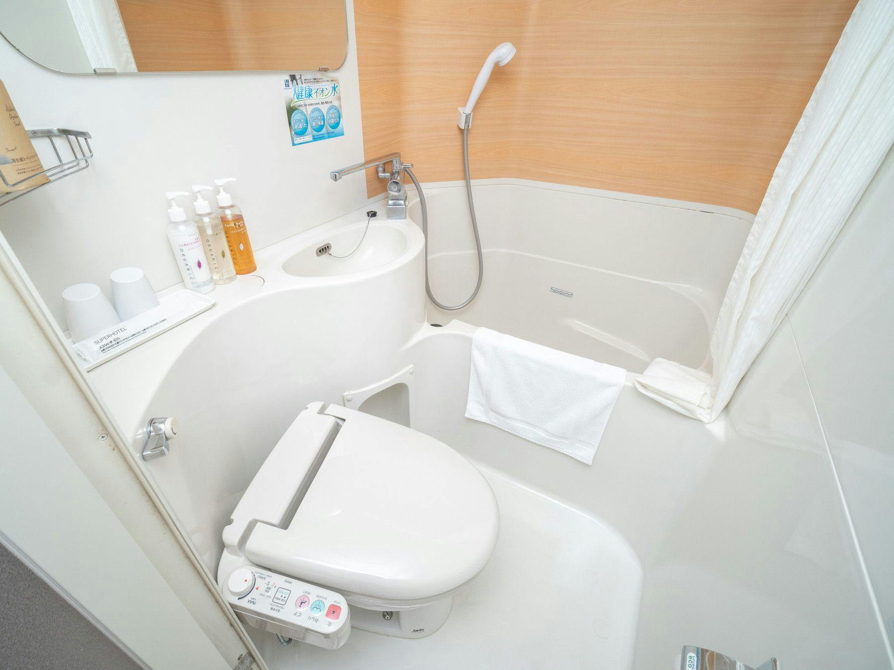 모든 객실에 유닛 욕실 완비.