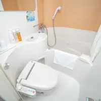 모든 객실에 유닛 욕실 완비.