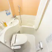 ทุกห้องมีห้องน้ำแบบยูนิตพร้อมอ่างอาบน้ำและสุขา