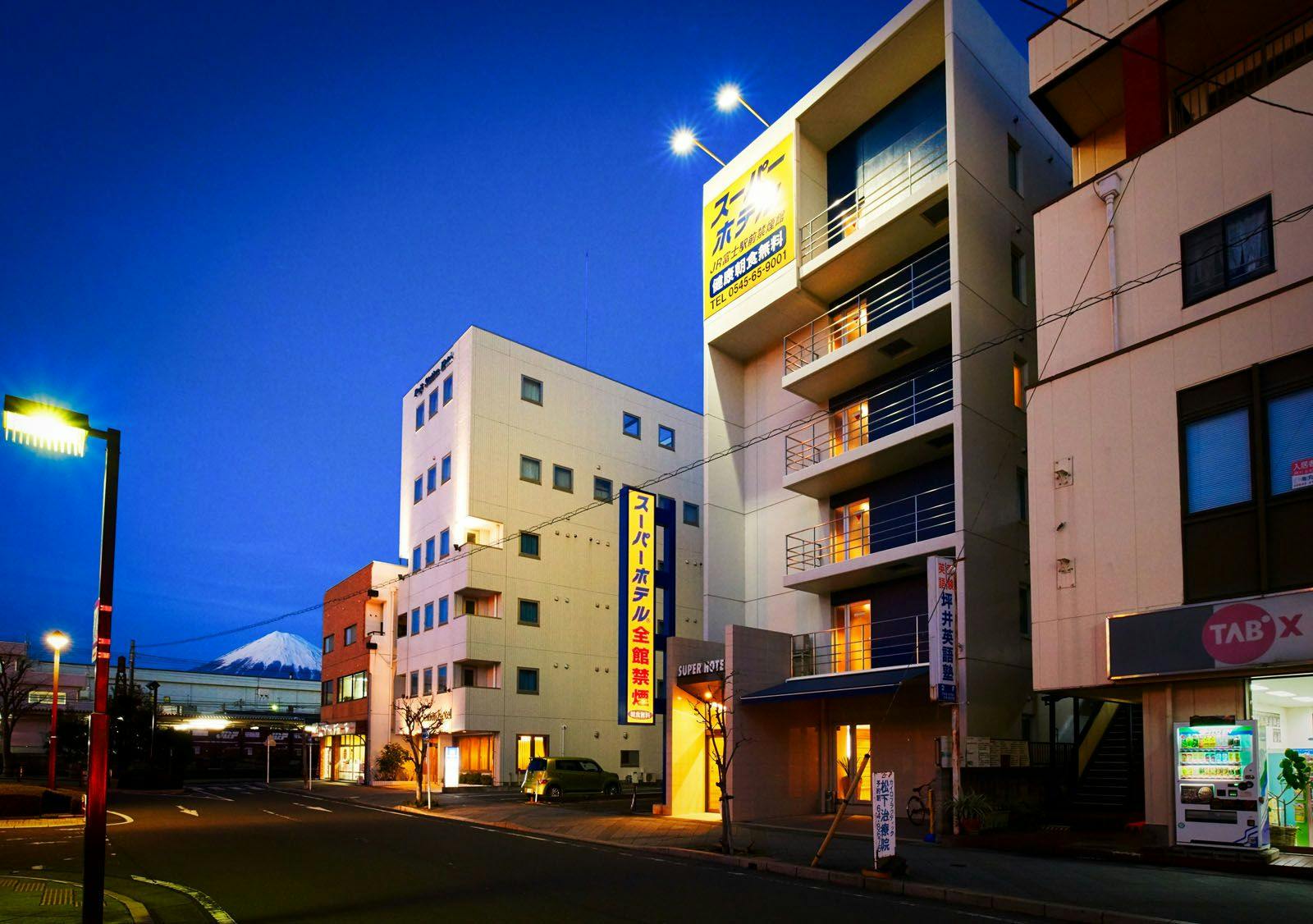 신칸센 신후지역까지 택시로 약 6분 거리입니다.