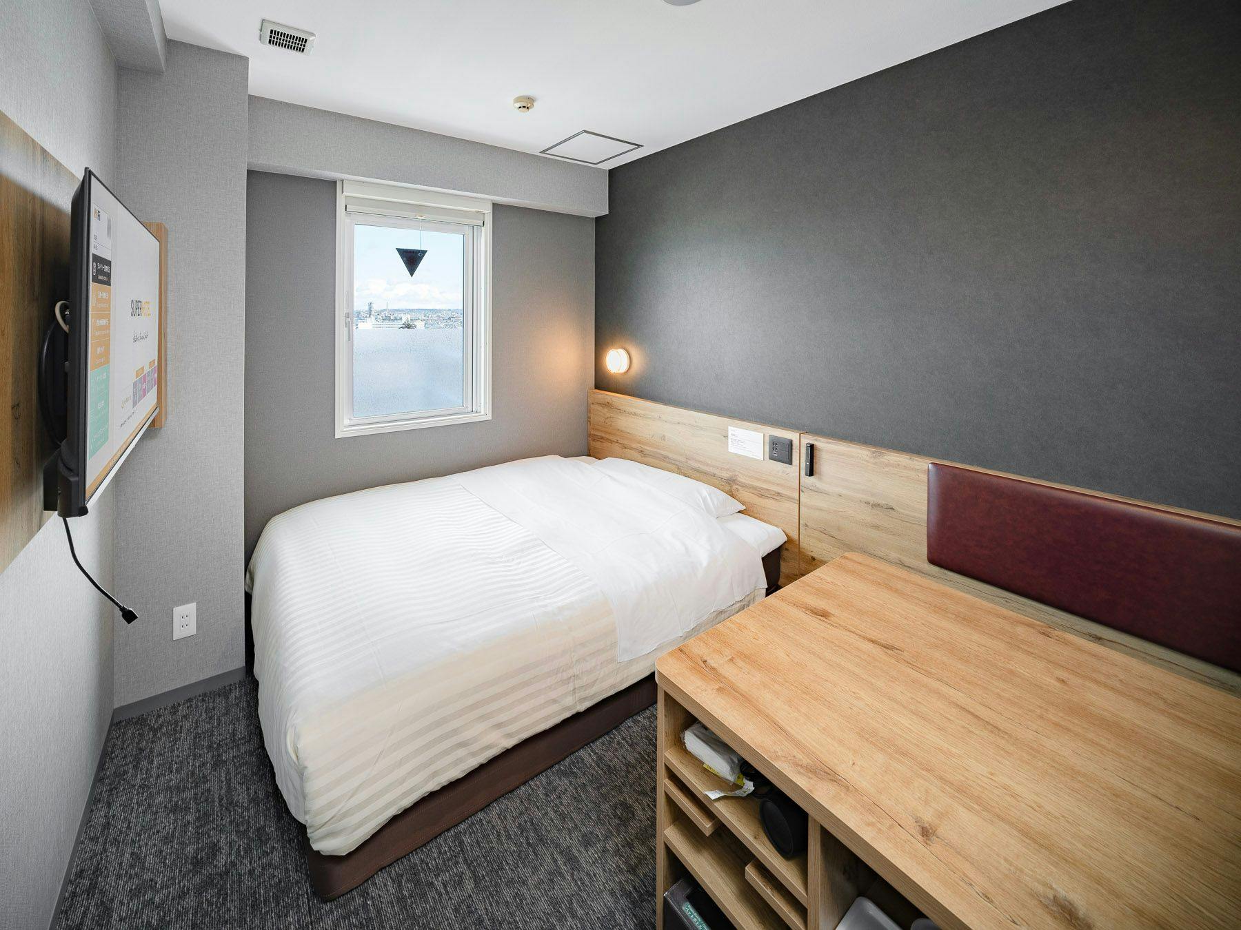 พักผ่อนอย่างสบายบนเตียงกว้าง