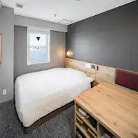 พักผ่อนอย่างสบายบนเตียงกว้าง