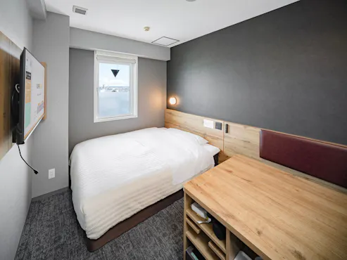 พักผ่อนอย่างสบายบนเตียงกว้าง