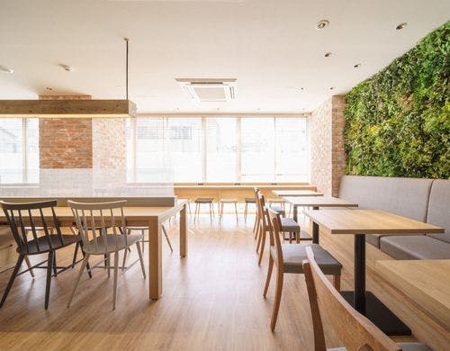 木のぬくもりも感じられるラウンジ