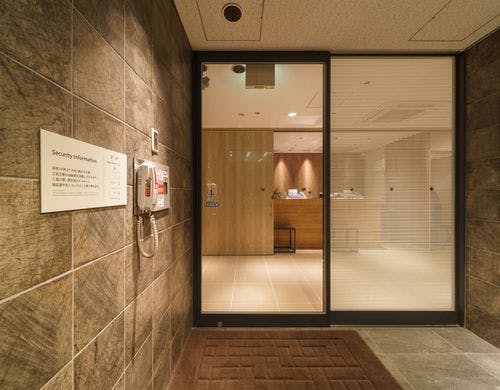エントランスは24時以降施錠しております