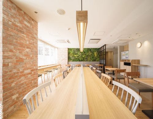 朝の陽ざしに包まれたロハスラウンジ