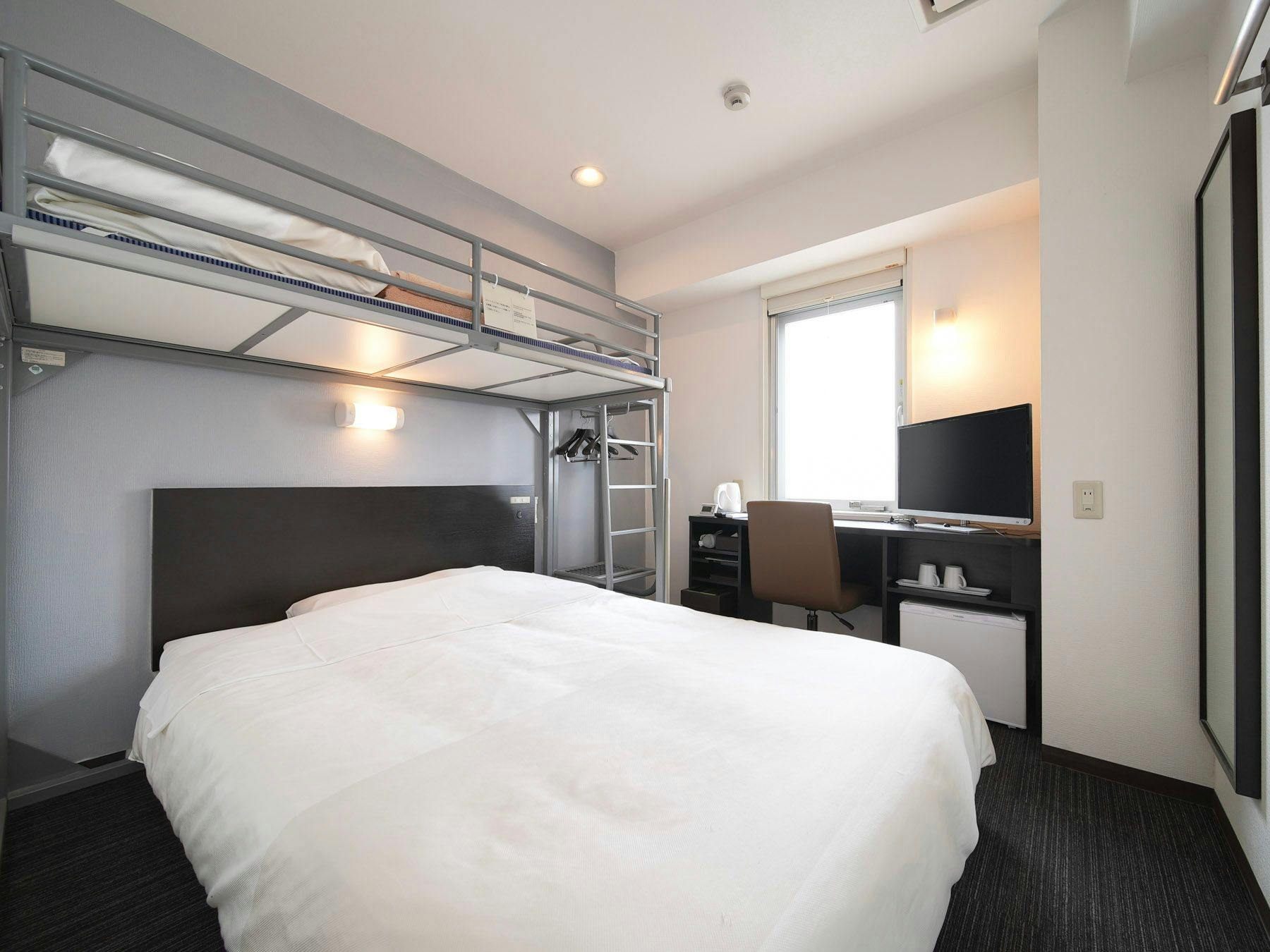 Dilengkapi dengan tempat tidur loteng yang disukai anak-anak.