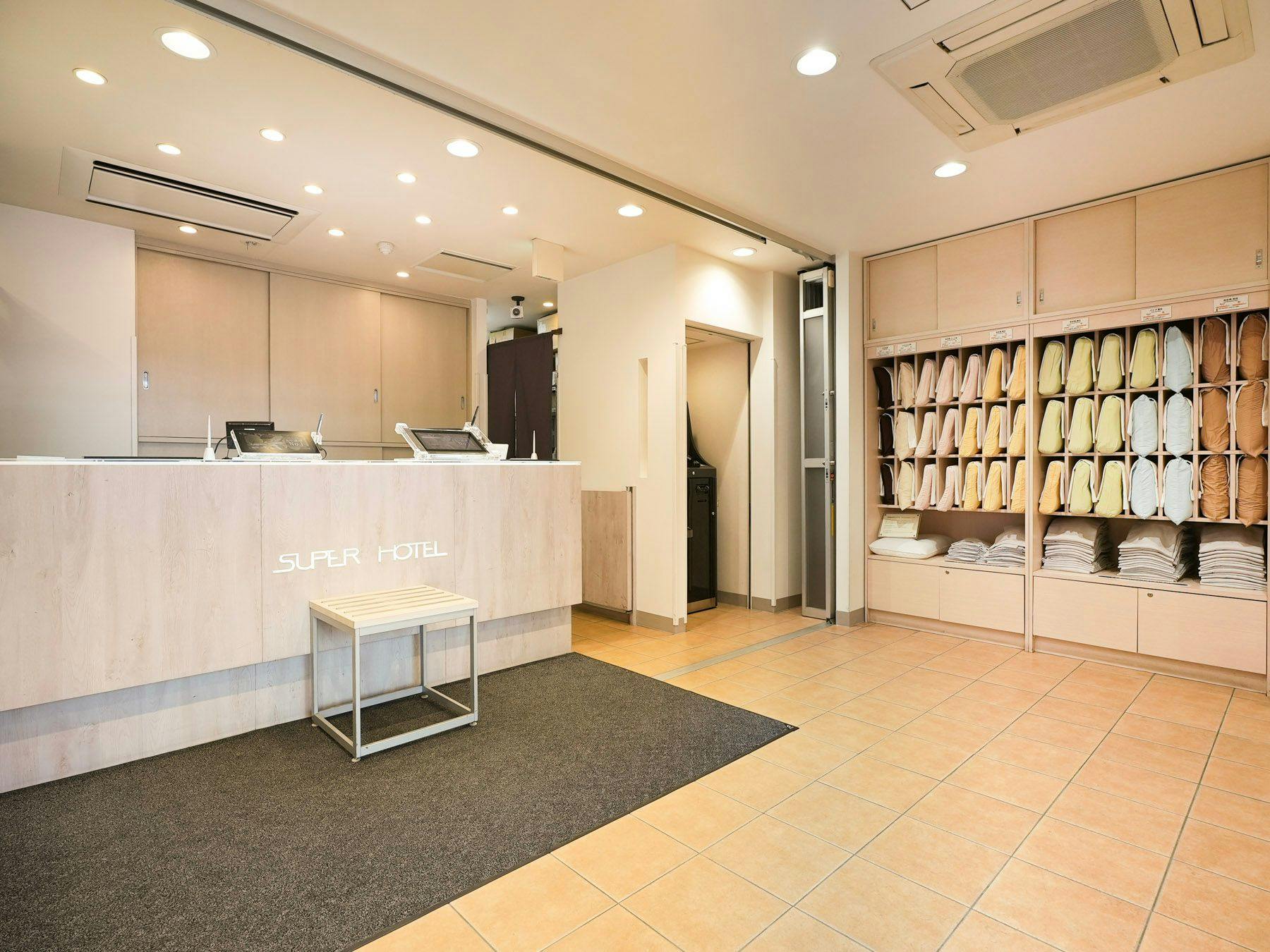 Kami akan menyambut Anda di meja check-in.