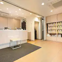 Kami akan menyambut Anda di meja check-in.