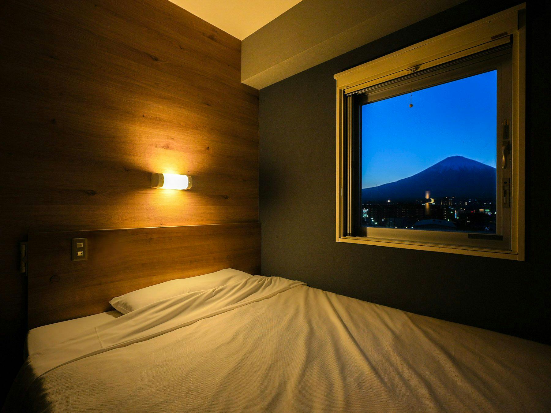 숙면을 위한 150cm 폭의 와이드 베드