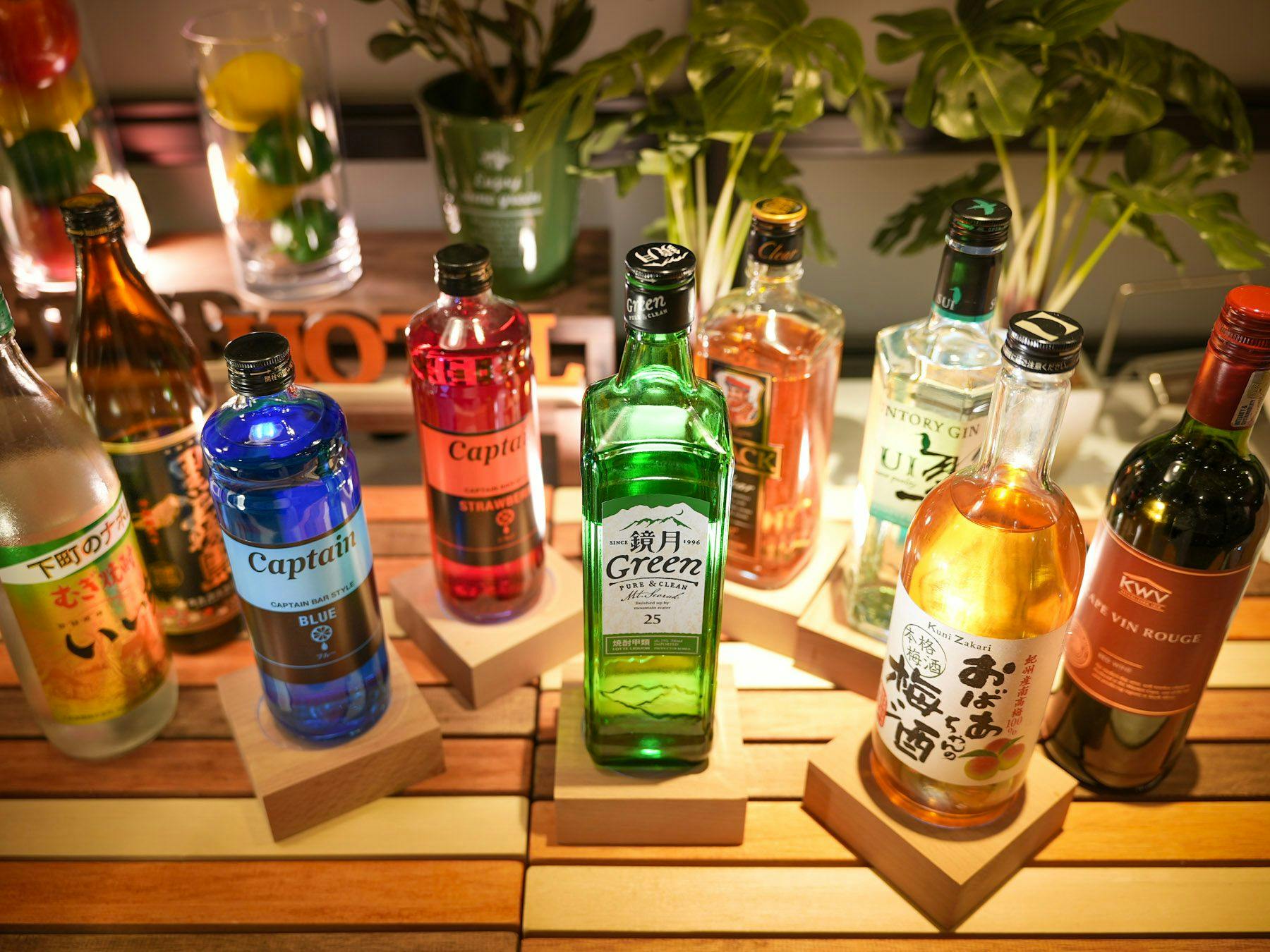 다양한 종류의 술을 준비하고 있습니다.