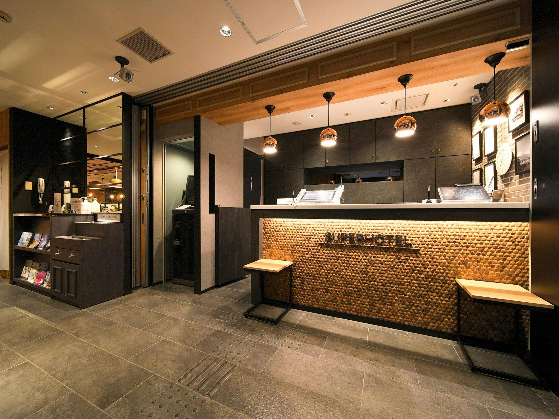 체크인 데스크에서 맞이하겠습니다.