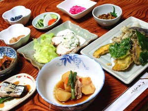 อาหารพื้นบ้านสูตรพิเศษโดยเจ้าของบ้าน