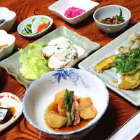 อาหารพื้นบ้านสูตรพิเศษโดยเจ้าของบ้าน