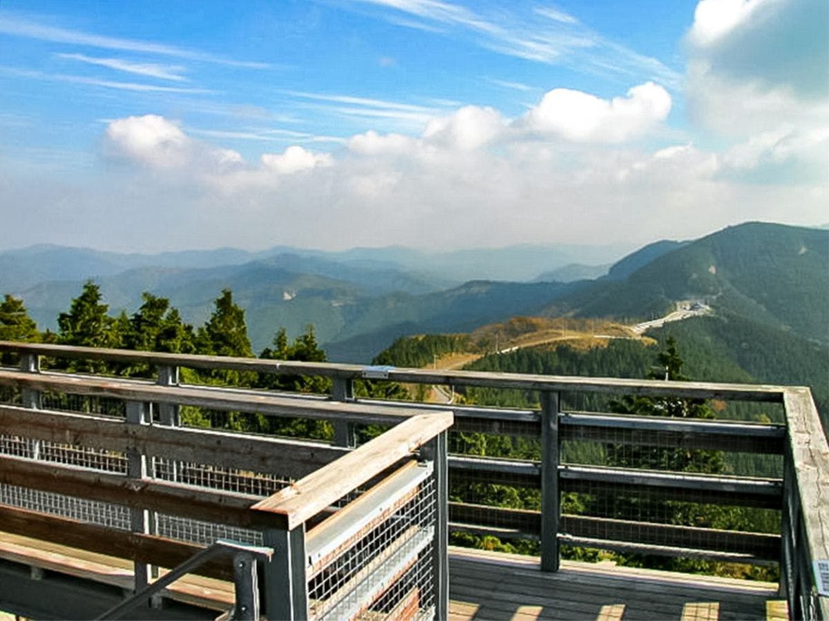 ・หอชมวิวสึรุฮิเมะ ในวันที่อากาศแจ่มใสสามารถมองเห็นได้ถึงชิโกกุ