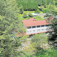 จากที่ตั้งแคมป์ไปยังโรงแรมมีระยะทางเพียงไม่กี่ร้อยเมตร