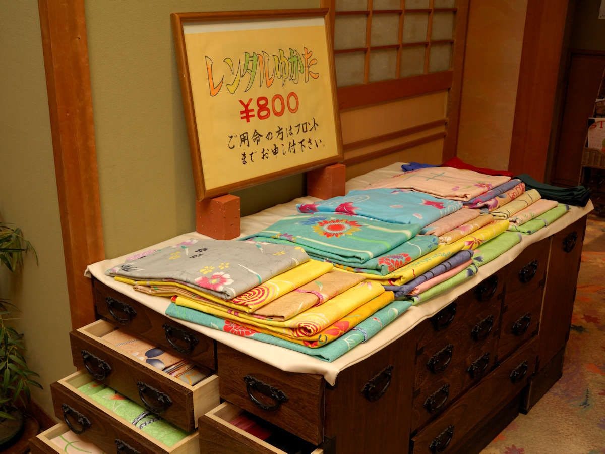 Jelajah pantai dengan yukata sewaan.