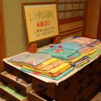 Jelajah pantai dengan yukata sewaan.