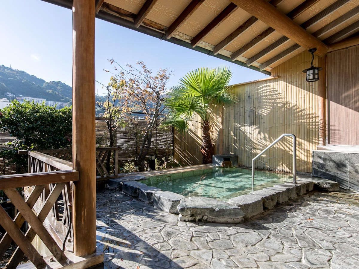 Nikmati mandi pagi sambil menikmati kehijauan gunung-ganang.