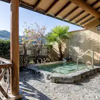 Nikmati mandi pagi sambil menikmati kehijauan gunung-ganang.