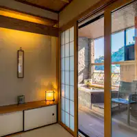 Bilik dengan kolam mandi terbuka