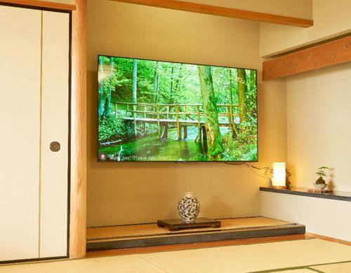 客室備え付け大画面モニター