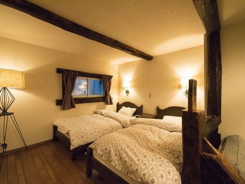 古材やログでベッドを組んだ樹のお部屋