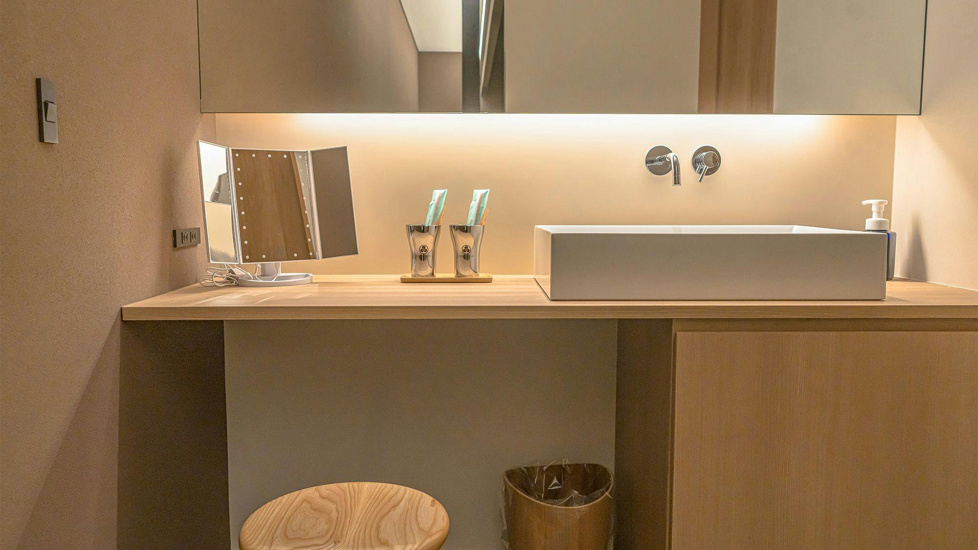 อ่างล้างหน้ามีการติดตั้งกระจกสามด้าน