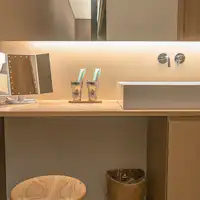 อ่างล้างหน้ามีการติดตั้งกระจกสามด้าน