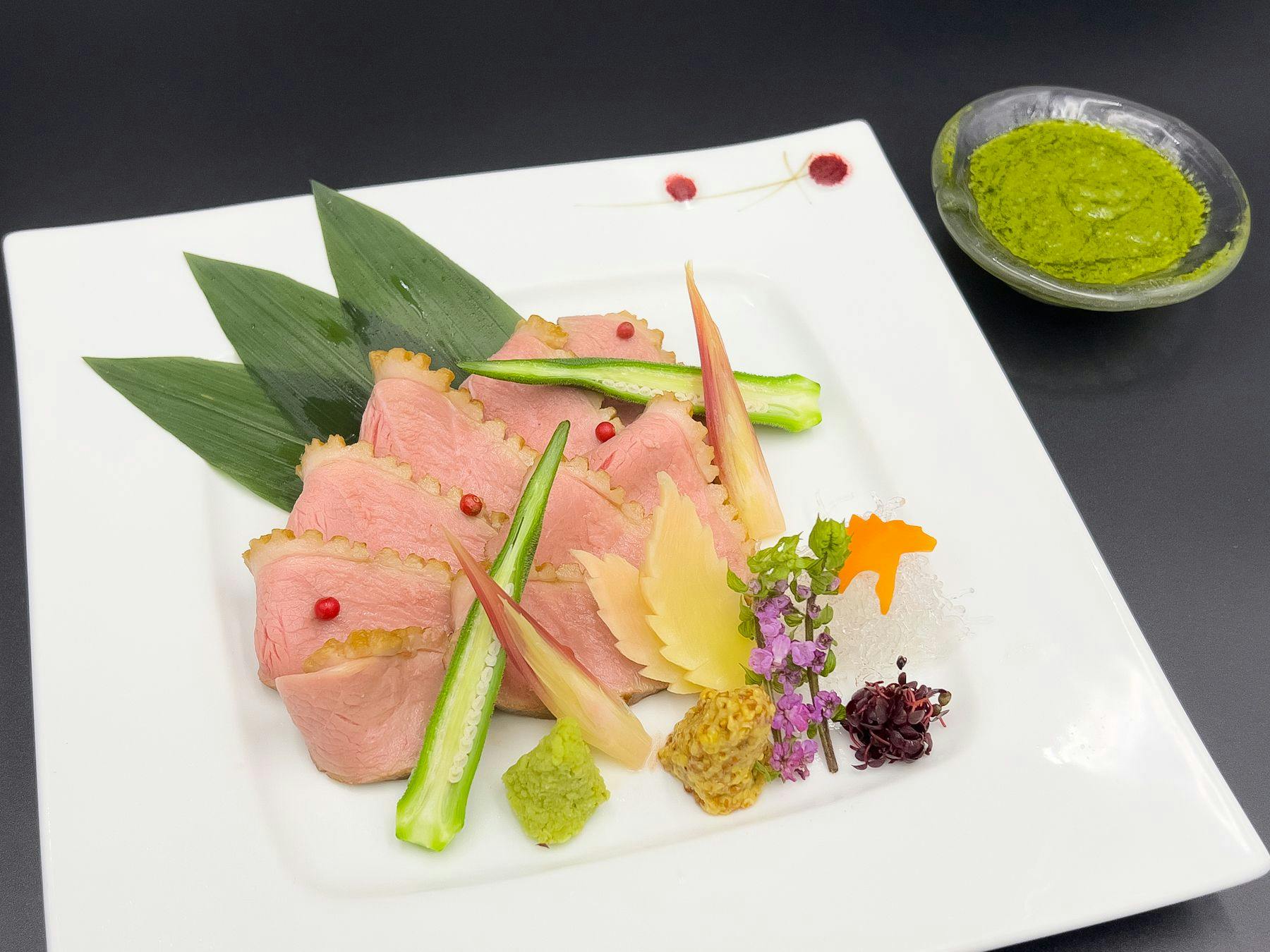 Dada itik musim panas dengan sos basil