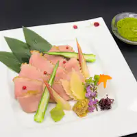 Dada itik musim panas dengan sos basil