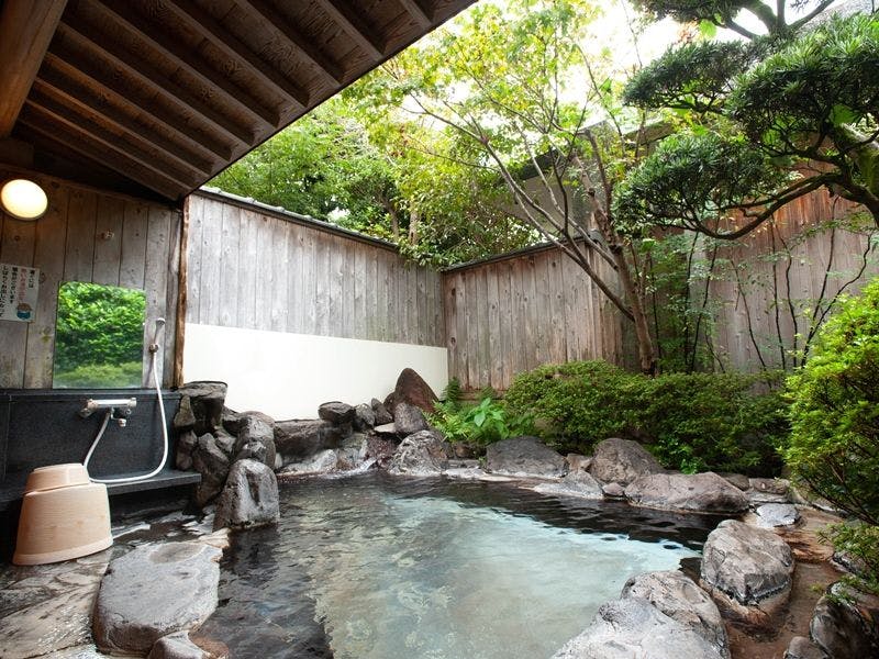 เพลิดเพลินกับความงดงามของฤดูกาลทั้งสี่ที่บ่อน้ำพุร้อนกลางแจ้ง