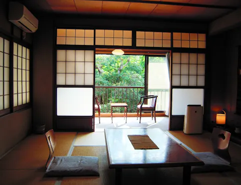 ● Bilik gaya Jepun tulen di tingkat dua melalui tangga. Tiada tab mandi.