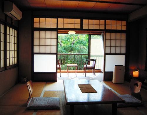 ●階段で２階の純和風和室です。バスなし