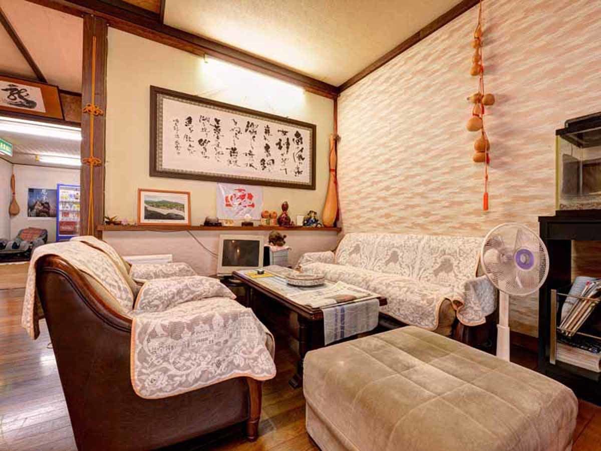 *Lobi/Bersantai di sofa empuk