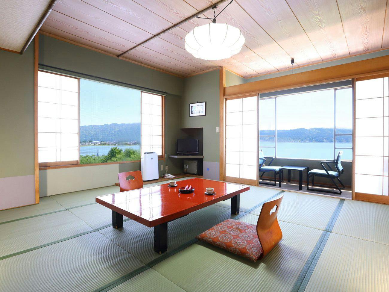 Suwakoen Inn by Lake Suwa