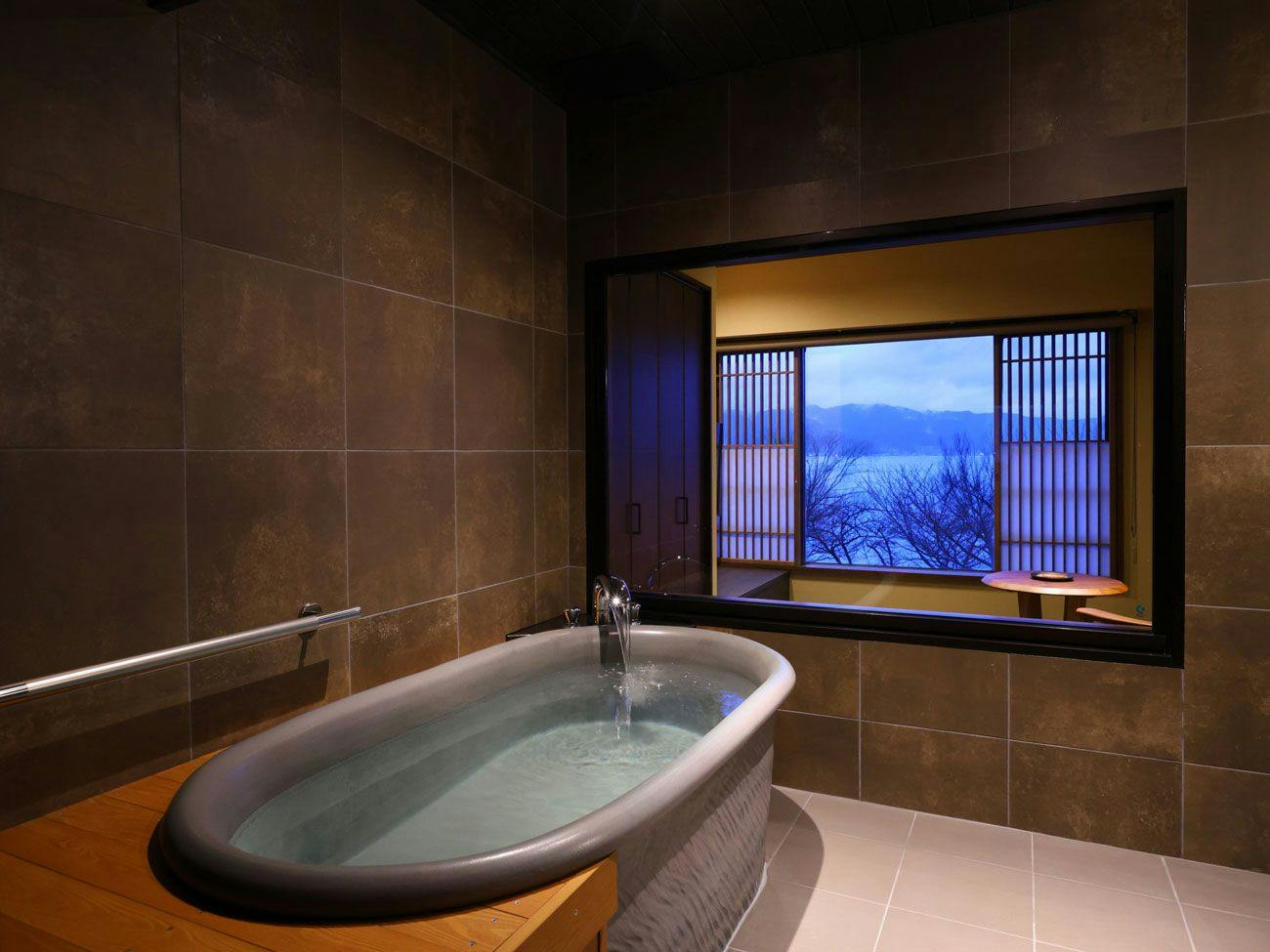 Suwakoen Inn by Lake Suwa