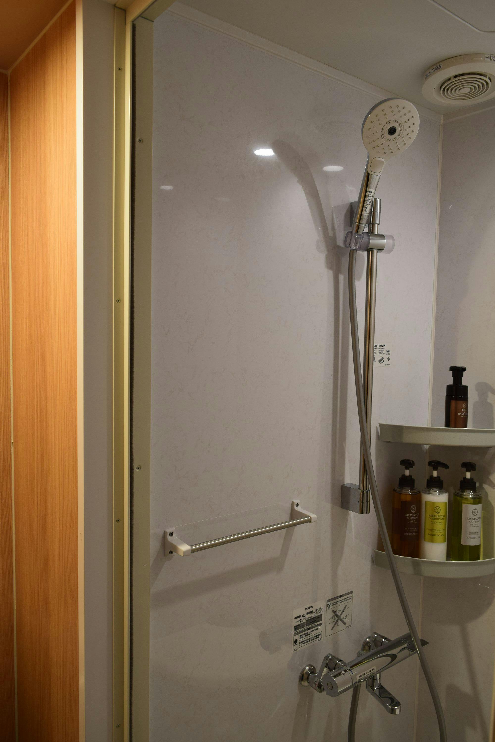 샤워기와 화장실이 있는 샤워실입니다.
