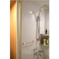 ห้องอาบน้ำพร้อมฝักบัวและห้องสุขาในตัว