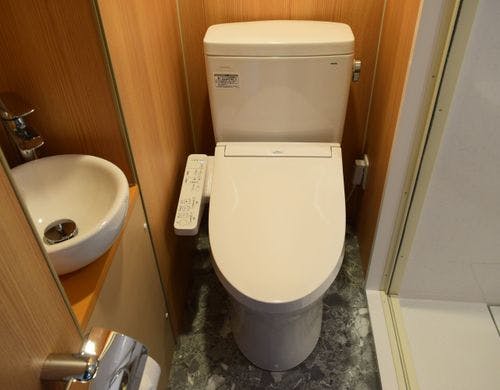 シャワー・トイレ付の部屋のトイレです