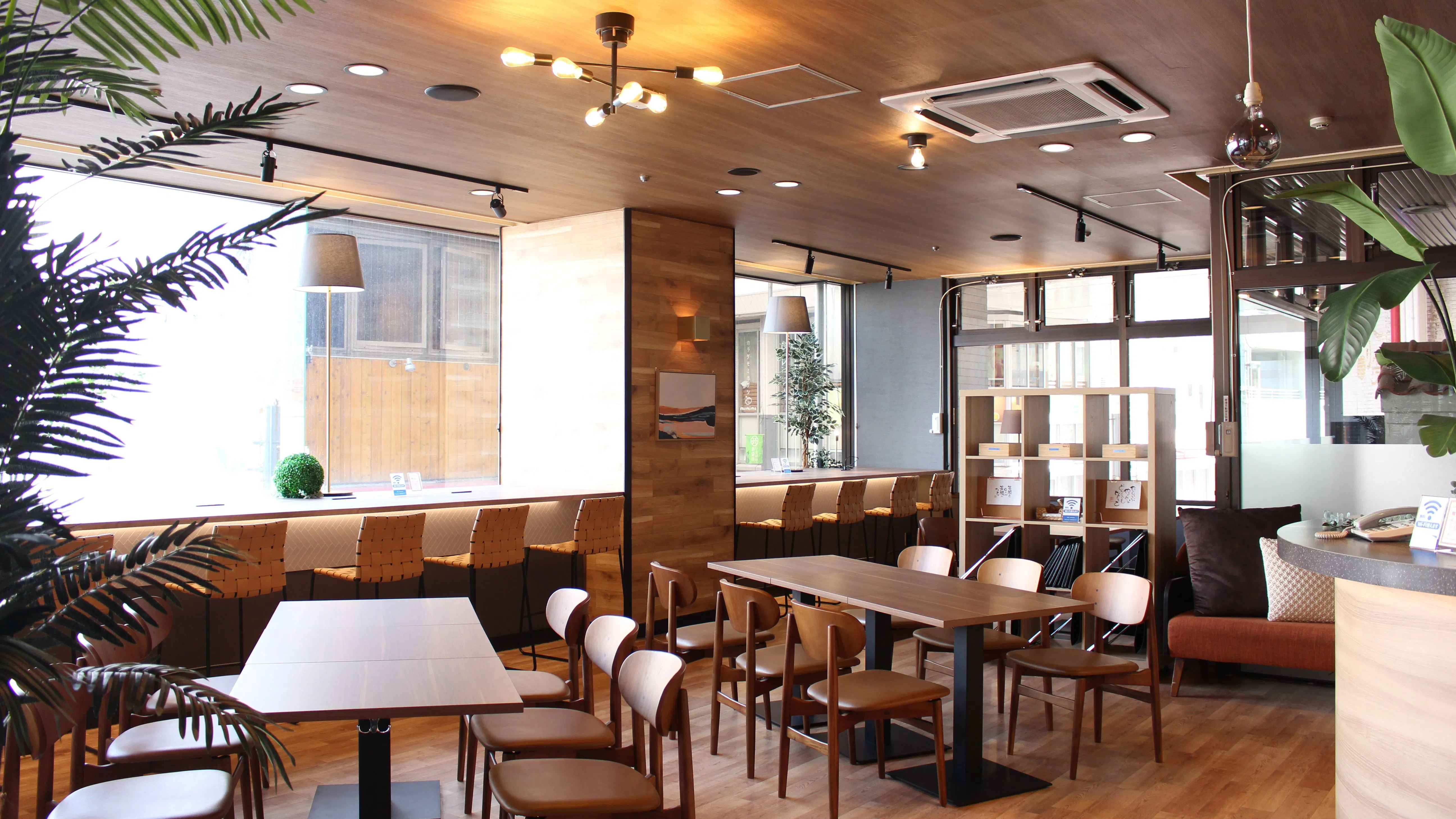 ลานระเบียง Wi‑Fi หน้า สถานีรถไฟ